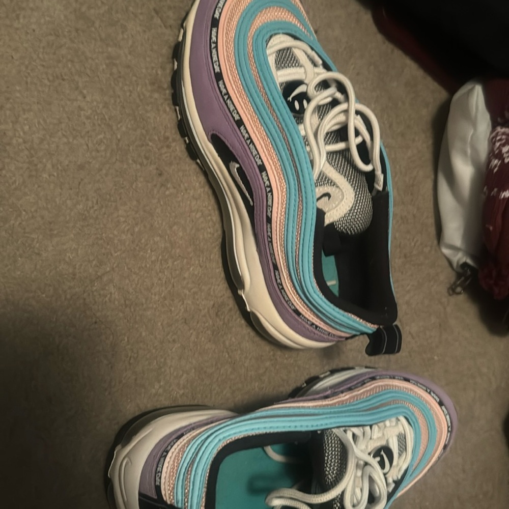 Have a nike day 923288-500 size 6Y